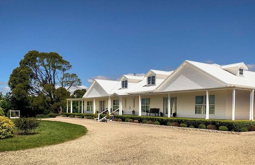 Lyonville House | Breathtaking Eaglemont