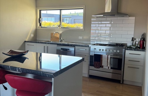 Wanaka House | Breathtaking Lake and Mountain Views in Wanaka's Peninsula Bay