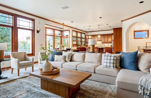 Fairview House | Breathtaking Lakeshore Views on Blue Lake, Hot Tub and Fire-Pit on Deck, Walk to Park, Paddleboard