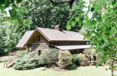 Knoxville Cabin | Breathtaking Log Cabin at The Stables at Strawberry Creek