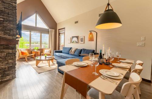 Canmore Apartment | Breathtaking Luxury 3Bd Penthouse Pool and Hot Tub