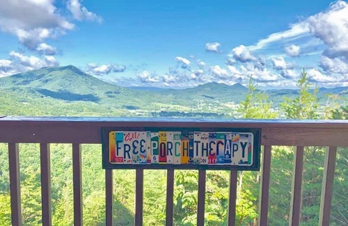 Gatlinburg - Pigeon Forge Cabin | Breathtaking Mountain Views, Propane Fire Pit, Minutes to Nat’l Park.