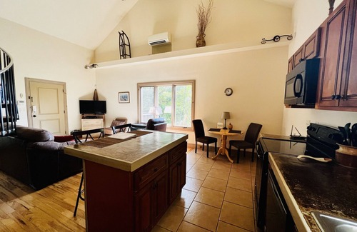 Asheville Cottage | Breathtaking Mountain View, Close to Everything yet tucked away in the woods.