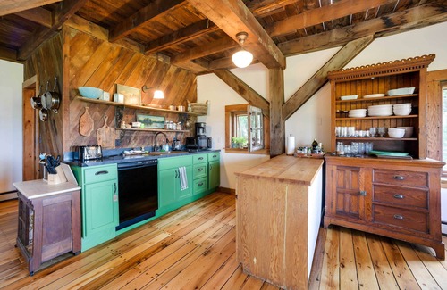 North Pownal Cabin | Breathtaking Mtn Views: Stylish Rustic Retreat!