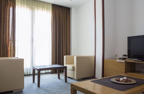 Niksic Apartment | Breathtaking One-Bedroom Ap in Hotel Vukov Most