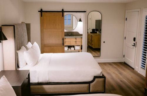 Midway Hotel | Breathtaking Outdoors! 2 Relaxing Units w/Hot Spring & Pool access!