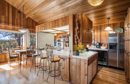 Bend House | Breathtaking Panoramic Valley and Mountain Views, Enjoy From Hot Tub, Huge Deck, or Home, plus BBQ