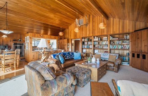 Bend House | Breathtaking Panoramic Valley and Mountain Views, Enjoy From Hot Tub, Huge Deck, or Home, plus BBQ