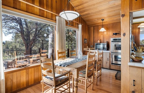Bend House | Breathtaking Panoramic Valley and Mountain Views, Enjoy From Hot Tub, Huge Deck, or Home, plus BBQ