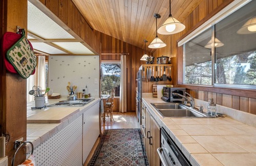 Bend House | Breathtaking Panoramic Valley and Mountain Views, Enjoy From Hot Tub, Huge Deck, or Home, plus BBQ