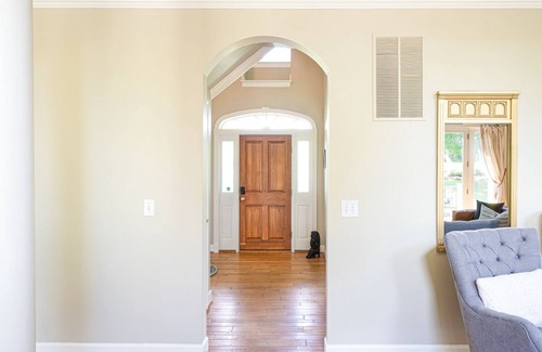 Round Hill House | Breathtaking private retreat near Est. Wineries & Breweries