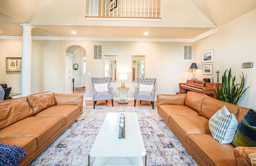 Round Hill House | Breathtaking private retreat near Est. Wineries & Breweries