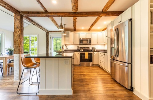 Bridgewater Apartment | Breathtaking Riverfront Farmhouse w/Mountain Views