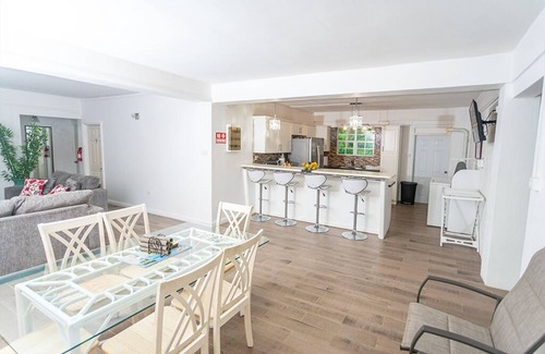 Barroui Apartment | Breathtaking Seafront, 5 bdrm Guesthouse in Jimmit. Perfect for groups.