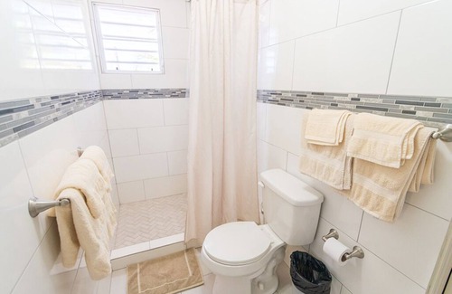 Barroui Apartment | Breathtaking Seafront, 5 bdrm Guesthouse in Jimmit. Perfect for groups.