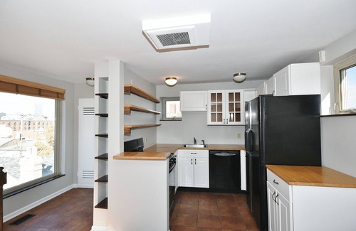 South Side Flats House | Breathtaking Spacious PGH Skyline Loft On Carson Street