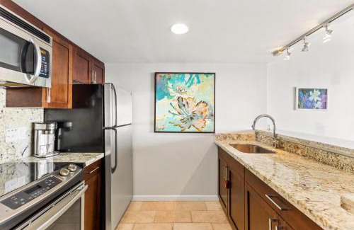 Waikiki Apartment | Breathtaking Studio Ocean Views! Pool! Beach!