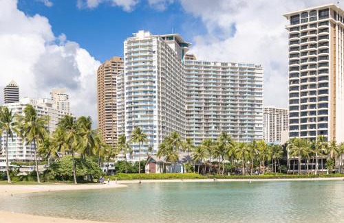 Waikiki Apartment | Breathtaking Studio Ocean Views! Pool! Beach!