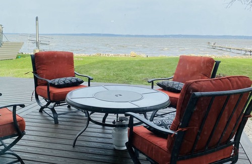 Fond du Lac House | Breathtaking sunrises - 15 min from EAA, Walleye Weekend!
