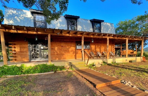 Utopia House | Breathtaking Utopian Hill Top Views 5/2 Log Home w/Hot tub