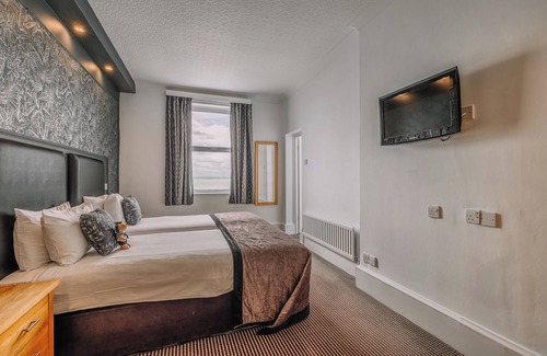 Westcliff-on-Sea Hotel | Breathtaking Views in Secluded Seaside Retreat l Breakfast Included