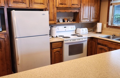 Brookings Condo | BREATHTAKING VIEW! Hear the waves. Private Beach Access, Free Day!