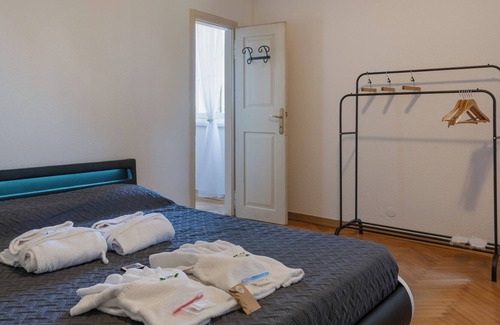 San Giovanni-Chiadino-Rozzol Apartment | Breathtaking view of the infinite sea, an oasis of peace in the greenery