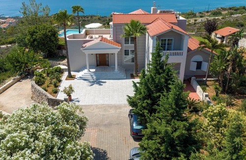 Pitharion Villa | Breathtaking view*Private Heated Pool*15 sleeps*BBQ*390m2
