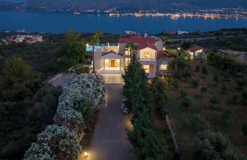 Pitharion Villa | Breathtaking view*Private Heated Pool*15 sleeps*BBQ*390m2