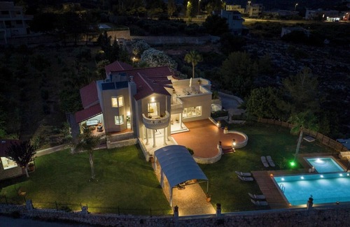 Pitharion Villa | Breathtaking view*Private Heated Pool*15 sleeps*BBQ*390m2