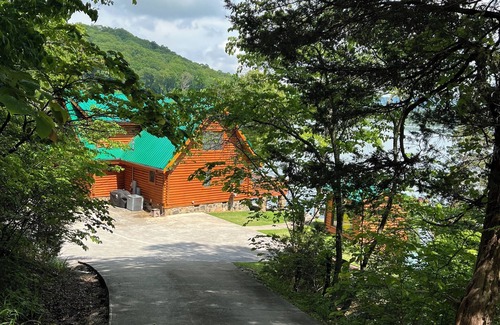 La Follette House | Breathtaking views from private custom log house with easy walk to private dock.