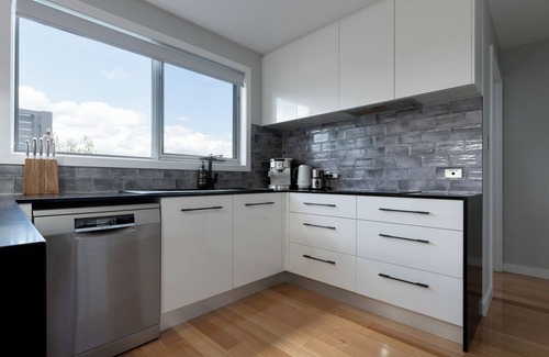 Trevallyn House | Breathtaking Views with Parking in Trevallyn