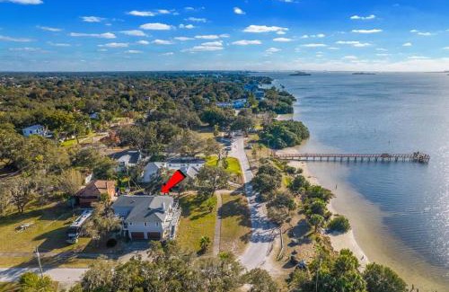 Crystal Beach House | Breathtaking Waterfront Crystal Beach Getaway!