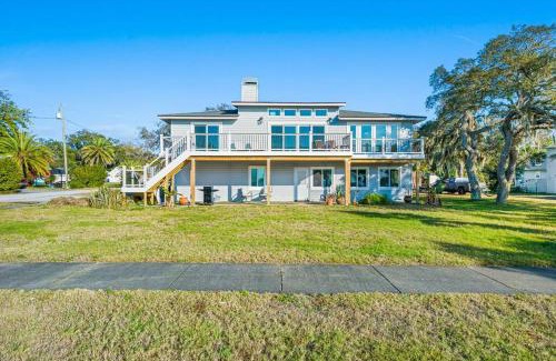 Crystal Beach House | Breathtaking Waterfront Crystal Beach Getaway!