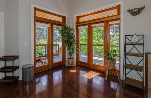 Willits Apartment | Breathtaking, Zen meditation studio in the mountains.