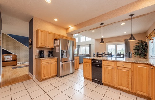 Waterfront Greens House | Breeze Alley: Lake Access, Hot Tub, Pool Table, Community Amenities!