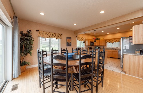 Waterfront Greens House | Breeze Alley: Lake Access, Hot Tub, Pool Table, Community Amenities!