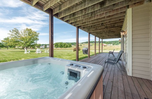 Waterfront Greens House | Breeze Alley: Lake Access, Hot Tub, Pool Table, Community Amenities!