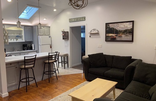 Bourne House | Breezeway Cottage Cheerful 3 Bed/2 Bath home