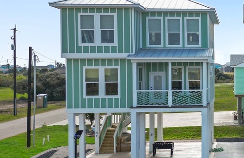 Galveston House | Breezeway: Luxury Listing- Largest Private Pool, mini-GOLF, Sunset & Bay view