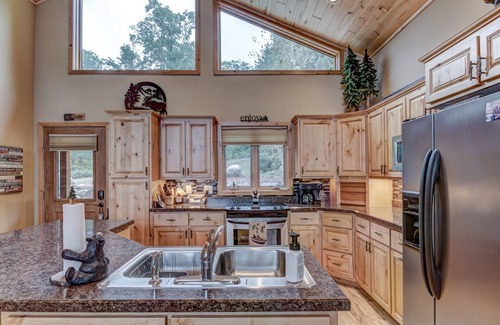 Hayward House | Breezy Bay Beach On Round Lake