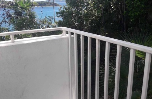 Estate Caret Bay House | Breezy cottage on the wavy beach