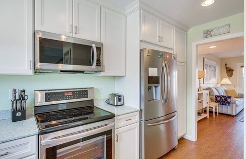 Pine Knoll Shores House | Breezy Pine Knoll Shores Escape: Walk to Beaches!