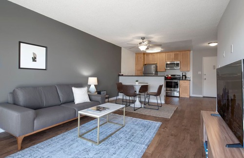Ocean Park Apartment | Breezy Santa Monica 1BR w/Pool, Spa, BBQs, walk to beach, by Blueground