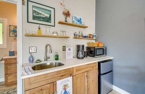 West Hills Apartment | Bremerton Studio w/Bay View: Beach Access!