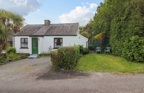 Valentia Island Cottage | BRENDAN'S COTTAGE, with a garden in Knightstown, County Kerry
