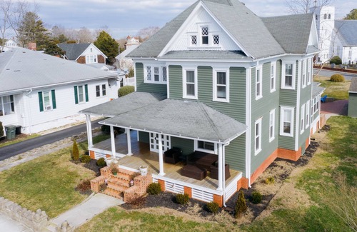 Berlin House | Brewhouse on Main - sleeps 10 - walk to downtown shops / bars / town events.