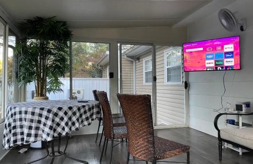 Commonwealth Park Villa | Briar Creek Rd bnb