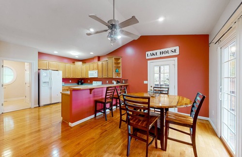 Westlake Corner House | Briarcliff - 3000 sq ft waterfront home w/private dock, 2 kitchens & pool table
