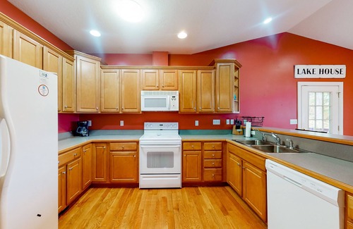 Westlake Corner House | Briarcliff - 3000 sq ft waterfront home w/private dock, 2 kitchens & pool table
